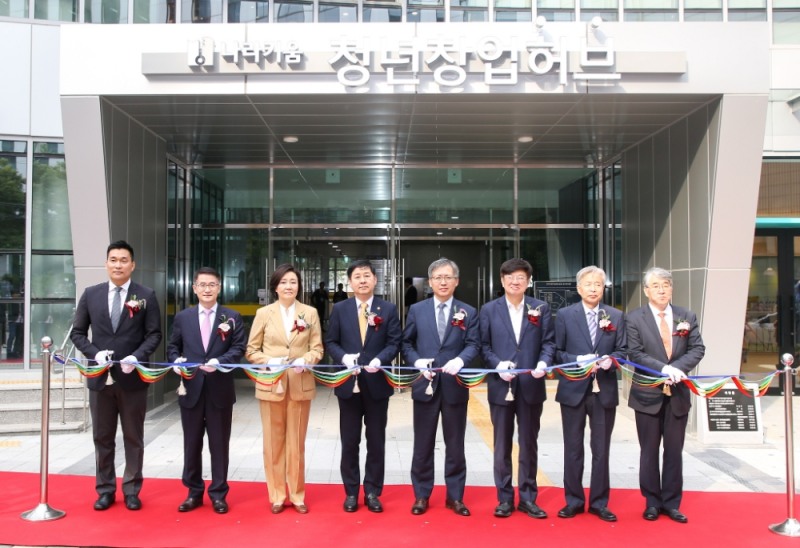 (왼쪽에서 두번째부터) 문창용 캠코 사장, 박영선 중소벤처기업부 장관, 구윤철 기획재정부 차관, 강태웅 서울특별시 부시장, 이종구 산업통상자원중소벤처위원회 위원장, 이정우 한국장학재단 이사장이 '나라키움 청년창업허브 개관식'에 참석해 기념촬영을 하고 있다./사진=캠코
