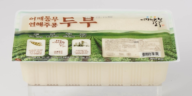 롯데마트는 오늘(2일)부터 ‘연해주’ 농가에서 재배한 콩으로 만든 ‘어깨동무 연해주콩 두부(1kg)’를 2280원에 선보인다. /사진=롯데쇼핑.