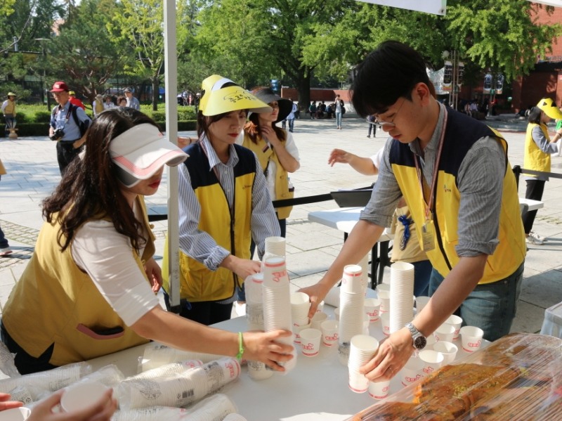 지난달 30일 종로노인종합복지관에서 주관한 ‘제 3회 종로 장(醬)축제’에 참여한 CJ프레시웨이 임직원이 행사를 준비하고 있는 모습. /사진제공=CJ프레시웨이