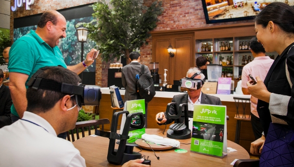 △ ‘코리아 VR 페스티벌 2019’ 내 SK텔레콤 전시장에서 관람객들이 '점프 소셜 VR' 서비스를 체험 중인 모습. /사진=SK텔레콤