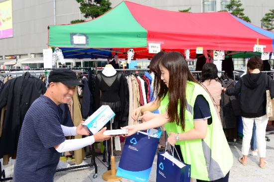 새마을금고 임직원들이 제일평화시장 상인들에게 생필품 등을 지원하고 있다. / 사진 = 새마을금고중앙회