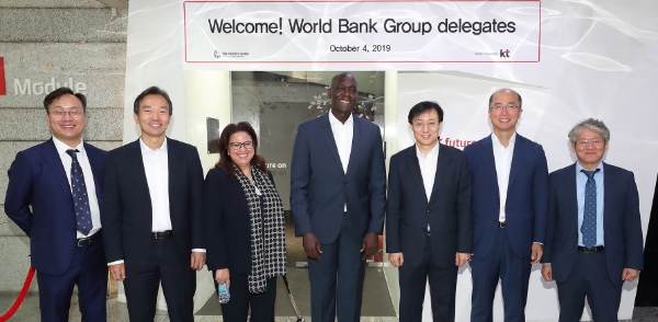 △ 부티나 구에르마지 세계은행 국장, 막타 디옵 세계은행 부총재, 김희수 KT 경제경영연구소장, 류제명 과기부 국장(왼쪽 세 번째부터). /사진=KT