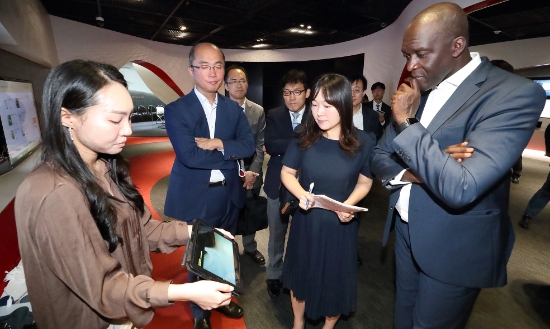 △ KT연구개발센터에서 막타 디옵 부총재와 부티나 구에르마지 국장, 류제명 국장 등이 5G 솔루션에 대한 설명을 듣고 있다. /사진=KT