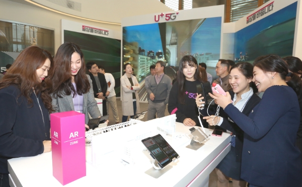 용산사옥에 마련한 U+5G 전시관에서 5G를 체험하고 있다. /사진=LG유플러스