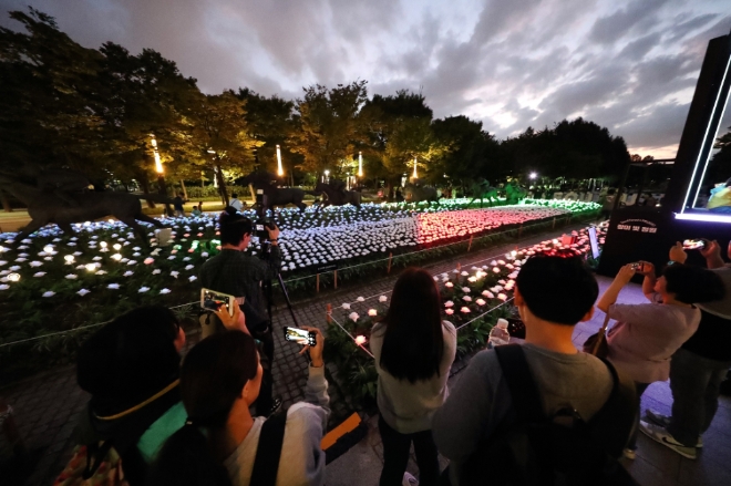 서울숲을 찾은 시민들이 푸르지오 장미 빛 정원 포토존에서 사진을 촬영 중이다. 사진=대우건설