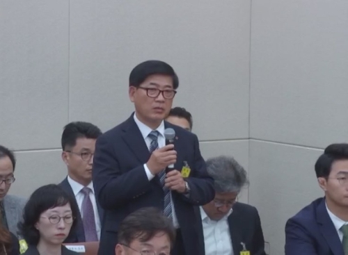 7일 국회에서 열린 보건복지위원회 국정감사에 증인으로 출석한 조경수 롯데푸드 대표.