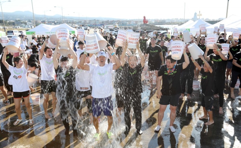 호반그룹과 승일희망재단 회원들이 아이스버킷 챌린지에 참여하고 있다. 사진=호반그룹