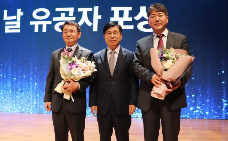 △박종문 위니아대우 품질경영 실장(좌)와 안중구 위니아대우 대표이사(중간) 김영찬 위니아대우 제어개발 담당(우)/사진=위니아대우