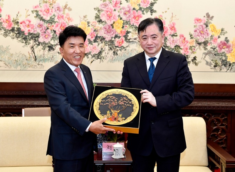 함영주 하나금융그룹 부회장(사진 왼쪽)이 중국 길림(지린)성의 성도인 장춘(창춘)시 명예시민으로 선정된 후 지난 9일 중국 길림성 장춘시정부 회의실에서 리우신(LIU XIN) 장춘시 시장(사진 오른쪽)으로부터 기념패를 수여받고 있다. / 사진= 하나금융지주