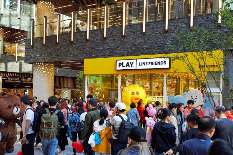 △플레이 라인프렌즈 인사동 속 메가 샐리(매장 내), 브라운(매장 밖)의 모습/사진=라인프렌즈
