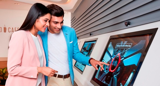 BEAT360 델리에서 나만의 차량 옵션 구상 및 3D 가상 주행 체험 등이 가능한 3D 컨피규레이터를 체험하고 있는 모습. (사진=기아차)