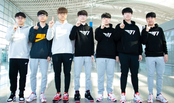 △ T1 ‘리그 오브 레전드’ 팀의 프로 선수들이 8일 인천공항에서 ‘월드챔피언십’ 참가를 앞두고 승리 포즈를 취하고 있다. /사진=SKT