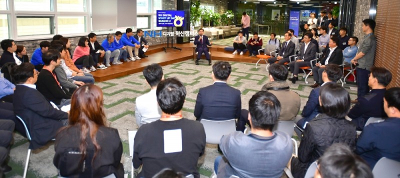 이대훈 은행장이 서울 서초구 소재 NH디지털혁신캠퍼스에서 'NH디지털Challenge+ 2기' 입주기업 대표들과 소통의 시간을 가지고 있다./사진=농협은행