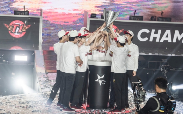 △ 지난 8월 31일 서울 고려대 화정체육관에서 열린 ‘LoL 챔피언스 코리아 서머’에서 T1이 우승했다. /사진=SKT