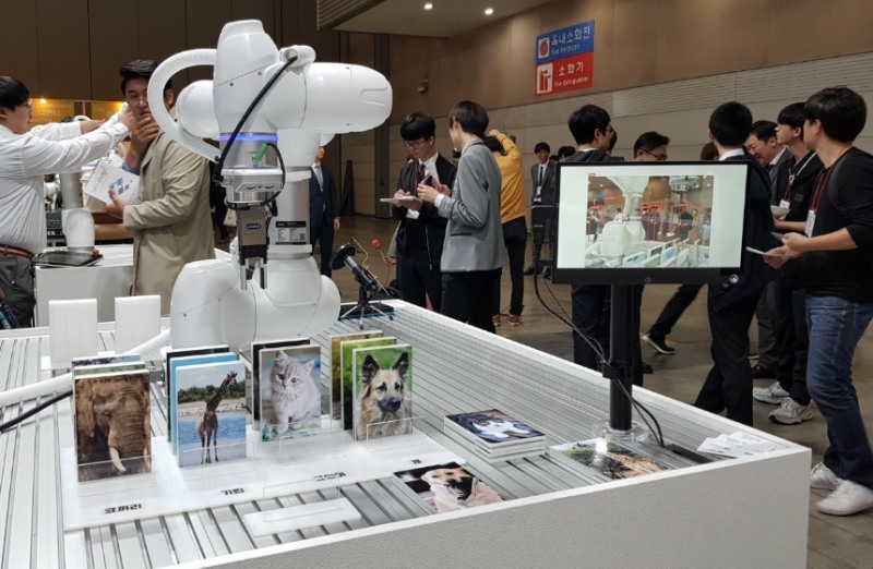 △두산로보틱스 로봇 중 영상처리와 음성인식 AI를 적용한 협동 로봇의 모습/사진=오승혁 기자