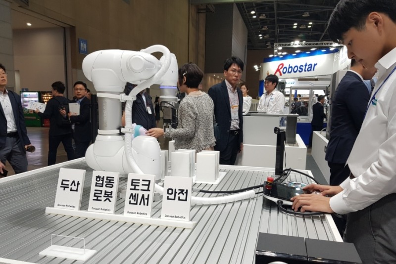 △두산로보틱스 로봇 중 영상처리와 음성인식 AI를 적용한 협동 로봇의 모습/사진=오승혁 기자