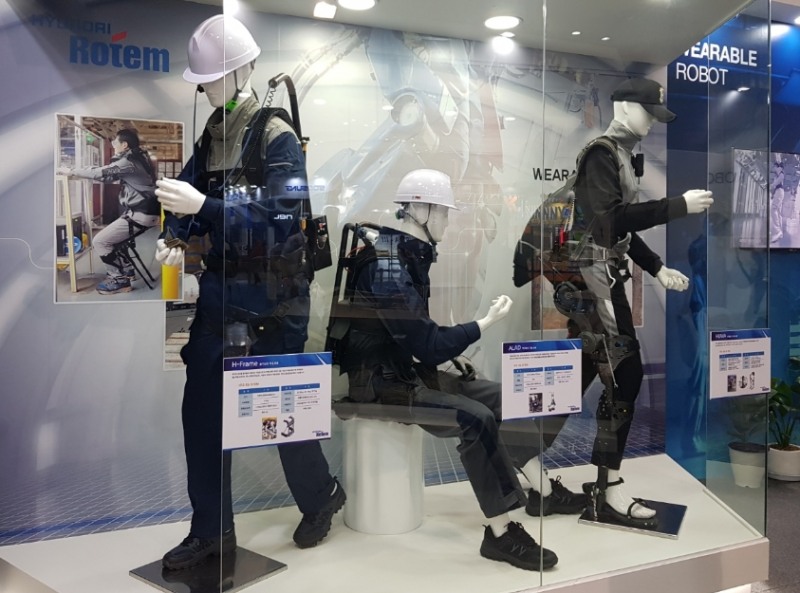 △현대로템 부스 속 웨어러블 로봇 3종 모습/사진=오승혁 기자