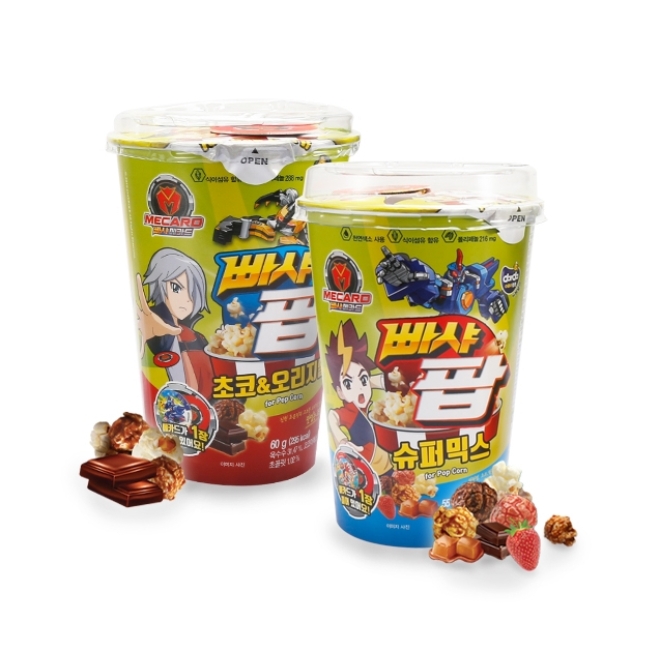 롯데마트는 11일부터 인기 애니메이션 ‘빠샤메카드’ 게임 카드가 들어있는 캐릭터스낵 ‘빠샤팝’을 단독 출시했다. /사진=롯데쇼핑.