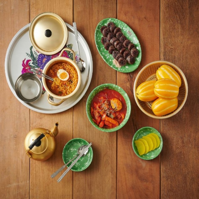 롯데마트는 멜라민 접시, 소쿠리, 양은 도시락, 양은 막걸리잔 등 1970~1980년대 사용했던 주방용품을 그대로 재현한 ‘뉴트로 주방용품’을 지난 5월 출시한 결과, 전체 식기 카테고리의 월 평균 매출이 13% 이상 증가했다고 밝혔다. /사진=롯데쇼핑.