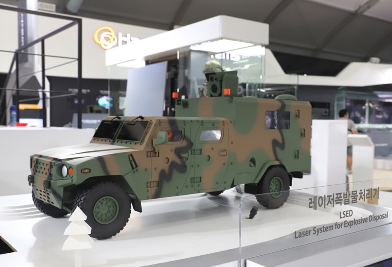 △고출력 광섬유 레이저를 활용해 폭발물을 처리하는 레이저 폭발물 처리기(㈜한화)의 모습/사진=한화