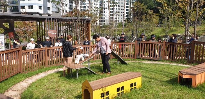 의왕파크푸르지오 입주민들이 ‘펫 사랑 커뮤니티’ 서비스에 반려견과 함께 참여하고 있다. 사진=대우건설
