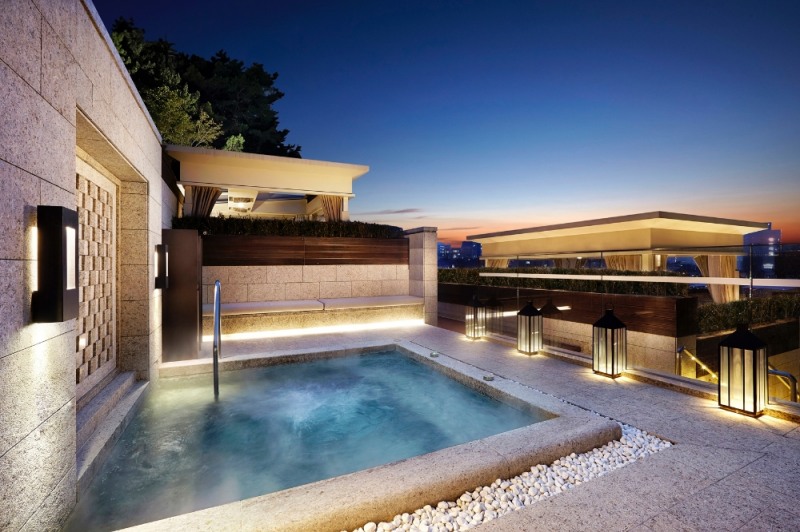 서울신라호텔 야외 자쿠지 야경. /사진제공=호텔신라