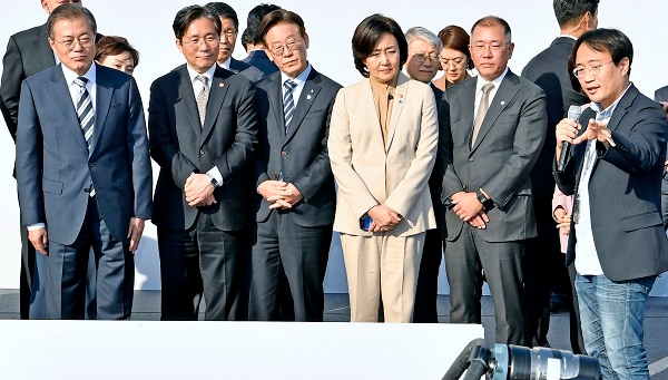 (왼쪽부터)문재인 대통령, 성윤모 산업통상자원부 장관, 이재명 경기도지사, 박영선 중소벤처기업부 장관, 정의선 현대차그룹 수석부회장이 15일 현대기아차 남양연구소에서 열린 미래차산업 국가비전 선포식에서 전시 설명을 듣고 있다.