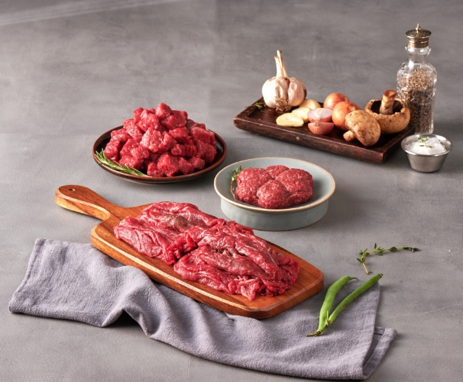 롯데마트는 국내 유통업체 최초로 ‘친환경 한우’를 전 점에서 판매한다. /사진=롯데쇼핑.