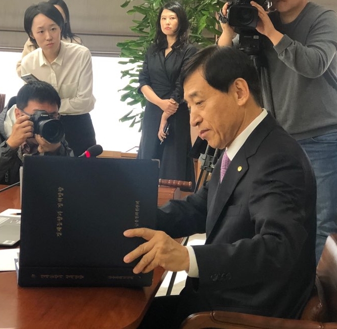 ▲이주열 한국은행 총재가 16일 서울 중구 한은 본부에서 열린 금융통화위원회 본회의 직전 서류를 살피고 있다./사진=한국금융신문
