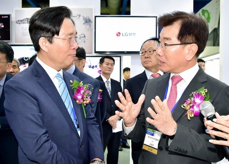 성윤모 산자부 장관(왼쪽)과 김종현 LG화학 사장.