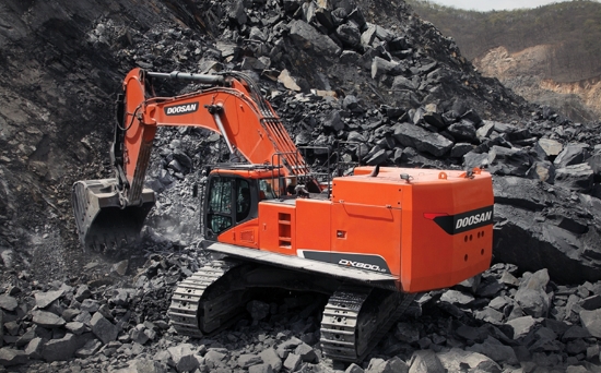 △ 두산인프라코어의 80톤 초대형 굴착기 ‘DX800LC’. /사진=두산인프라코어