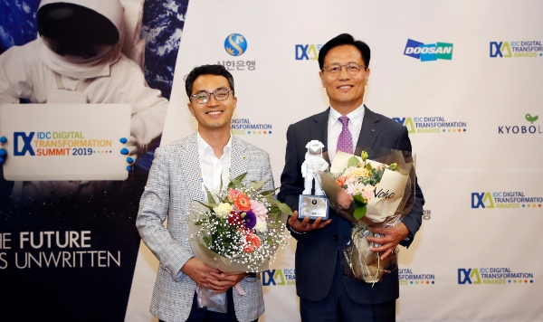 △ ‘IDC DX Awards 2019’ 시상식에서 손우형 두산중공업 상무(오른쪽). /사진=두산중공업