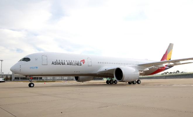 아시아나항공은 최첨단 항공기 A350 10호기가 16일 오후 인천공항에 도착 후, 한창수 사장을 비롯한 임직원들이 참석한 가운데 안전과 번영을 기념하는 도입식 행사를 진행했다. /사진=아시아나항공.