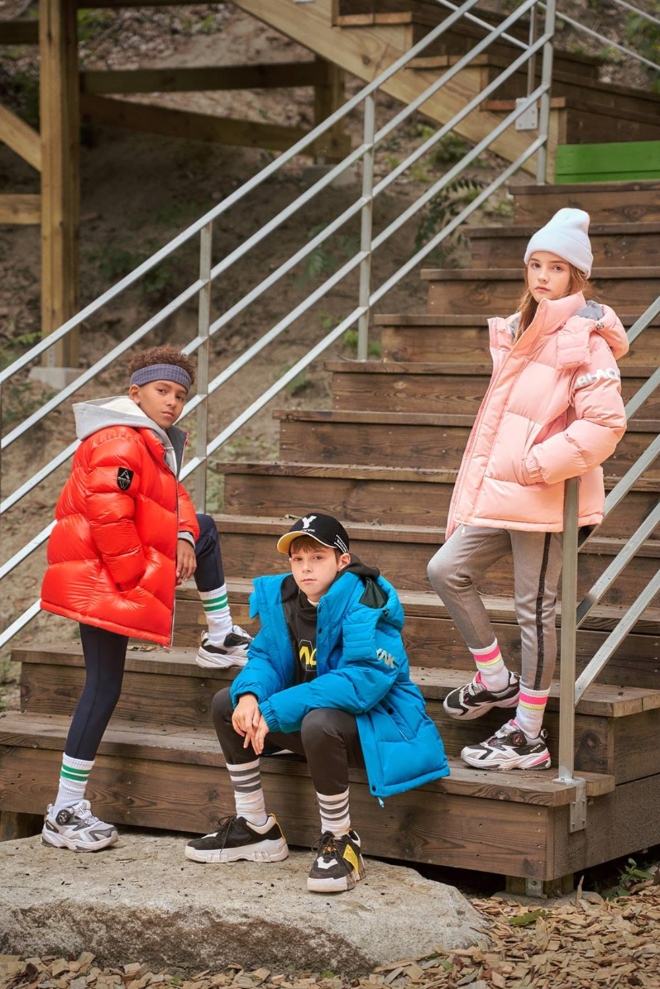 블랙야크키즈는 가벼운 피팅감으로 겨울철에도 아이들의 즐거운 야외활동을 도와줄 숏패딩 3종을 출시했다. /사진=블랙야크.