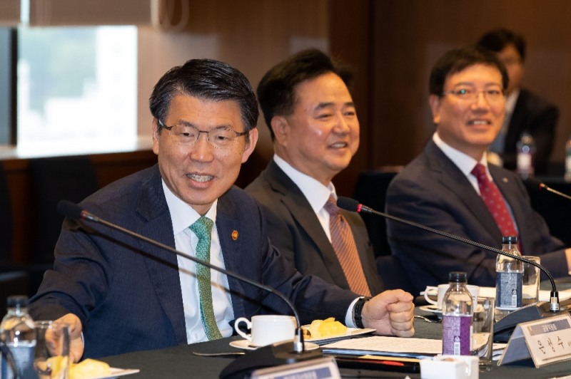 은성수 금융위원장(가장 왼쪽)이 17일 서울 중구 은행회관에서 열린 제38차 금융중심지추진위원회 회의에 참석했다. 은성수 위원장이 회의를 주재하며 발언하고 있다. / 사진= 금융위원회(2019.10.17)