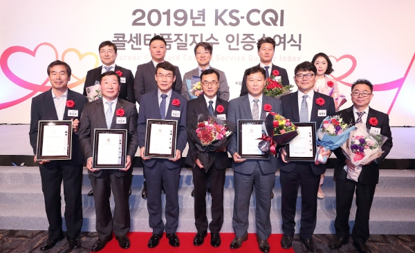 △ 이응호 KT IS 대표이사, 양승규 KT CS 대표이사, 원흥재 KT Customer전략본부장, 박종진 KT엠모바일 대표이사, 김명섭 KTH 커머스부문장(앞줄 왼쪽 두 번째부터). /사진=KT