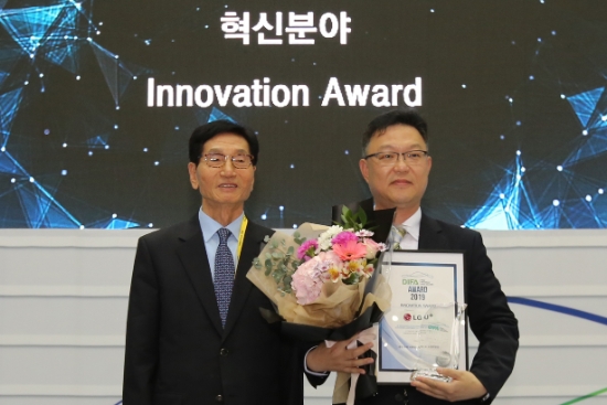 △ 이충구 한국자동차공학한림원 회장(왼쪽)과 경광찬 LG유플러스 스마트시티영업담당(오른쪽). /사진=LG유플러스