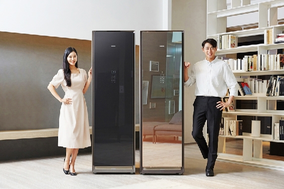 ▲ 삼성전자 모델들이 에어드레서 기기를 홍보하고 있다.