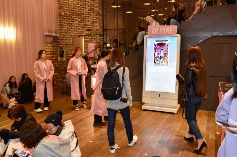 △방탄소년단 캐릭터와 함께AR영상 촬영을 체험 중인 방문객/사진=오승혁 기자(자료 편집)