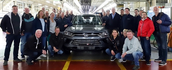 쌍용차 중부유럽 대리점·딜러 관계자가 17일 쌍용차 평택공장을 방문해 코란도와 기념촬영을 하고 있다. (사진=쌍용차)