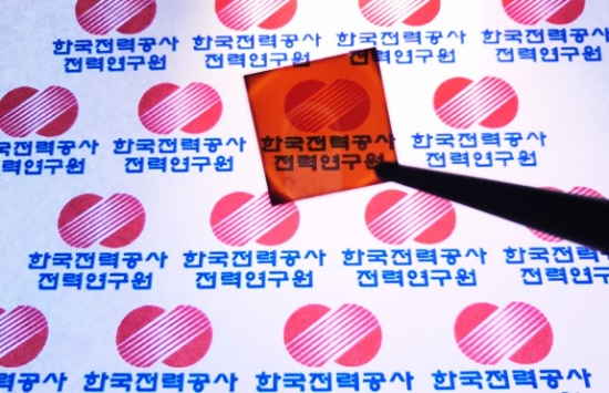 △ 한전이 개발한 개발한 페로브스카이트 평판형 태양전지. /사진=한전