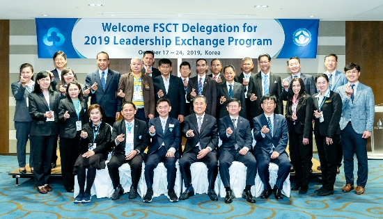 박차훈 새마을금고중앙회장(앞줄 왼쪽에서 네 번째)이 새마을금고 지도자 연수에 참가한 총 19명의 태국 FSCT 연수단과 함께 기념촬영하고 있다. / 사진 = 새마을금고중앙회