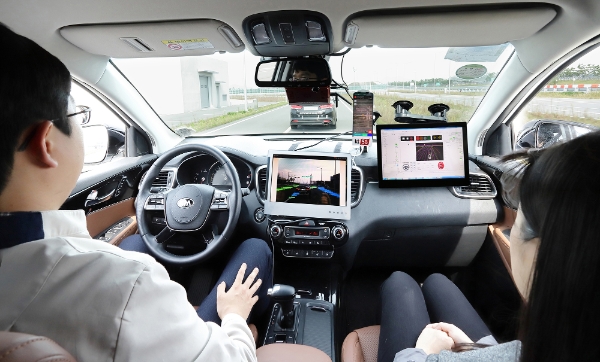 △ 현대모비스 서산주행시험장에서 ‘엠빌리’로 KT 5G V2X 기반 자율주행 기술을 시연하고 있다. /사진=KT