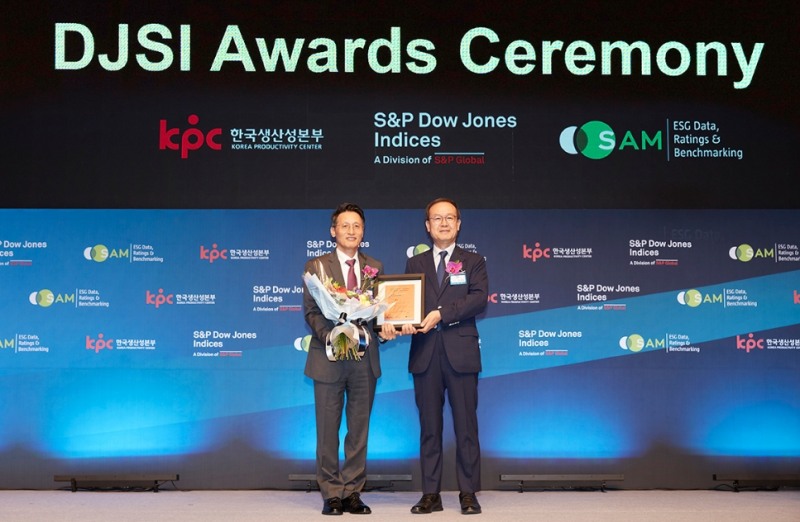 △2019 다우존스 지속가능경영지수 국제컨퍼런스에서 김택중 OCI 사장 (좌측)과 노규성 한국생산성본부 회장 (우측)이 기념촬영을 하는 모습/사진=OCI