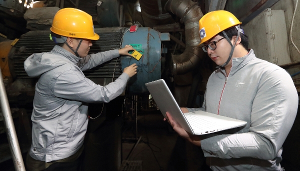 △ KT 연구원들이 ‘기가사운드닥터’로 기계소리를 분석해 장애 예측하는 테스트를 진행하고 있다. /사진=KT