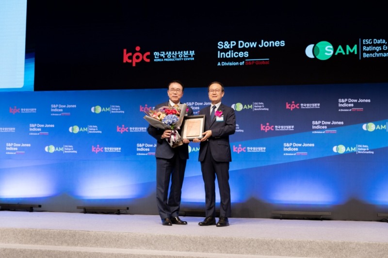 신한금융그룹은 22일 서울 신라호텔에서 열린 ‘2019 다우존스 지속가능경영지수 컨퍼런스’에서 DJSI World 지수 7년 연속 편입과 여의도 교직원공제회관에서 열린 ‘2019 ESG우수기업’ 시상식에서 ESG우수기업에 선정됐다고 23일 밝혔다. 이날 진행된 ‘2019 다우존스 지속가능경영지수 컨퍼런스’에서 신한금융그룹 조용병 회장(사진 왼쪽)과 한국생산성본부 노규성 회장이 기념촬영을 하고 있다. / 사진= 신한금융지주