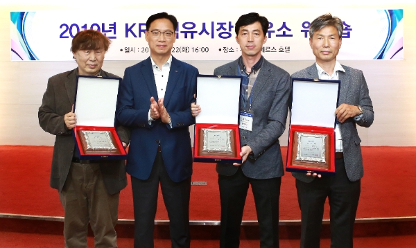 ▲윤기준 한국거래소 파생상품시장본부 상무(왼쪽에서 두번째)와 우수 주유소 시상자들이 함께 기념촬영을 하고 있다./ 사진=한국거래소