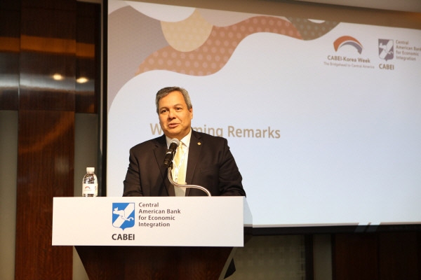 사진=단테 모시 중미경제통합은행 총재가 환영사를 하고 있다.