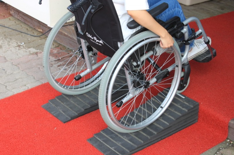 △장애인 이동식 경사로의 설치 모습/사진=한화케미칼