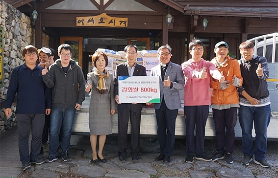 △사진은 윤희 NH농협은행 강화군지부장(오른쪽 5번째), 이대성 우리마을 원장(오른쪽 4번째)